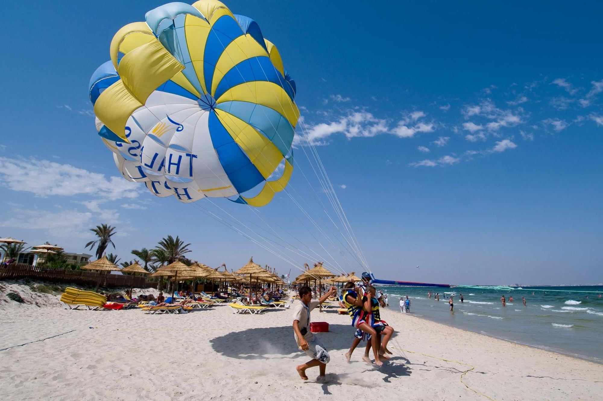 Royal Thalassa Μοναστίρ Εξωτερικό φωτογραφία Parachute landing on the beach