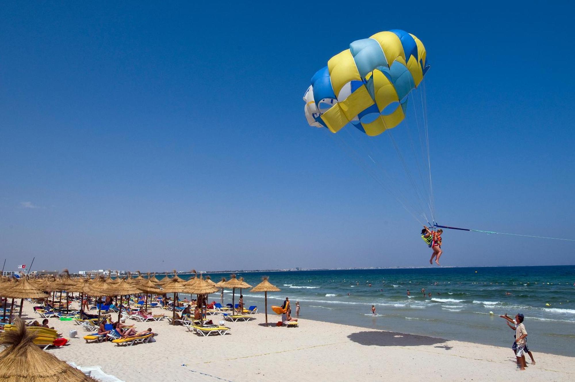Royal Thalassa Μοναστίρ Εξωτερικό φωτογραφία Parachute in Benalmadena