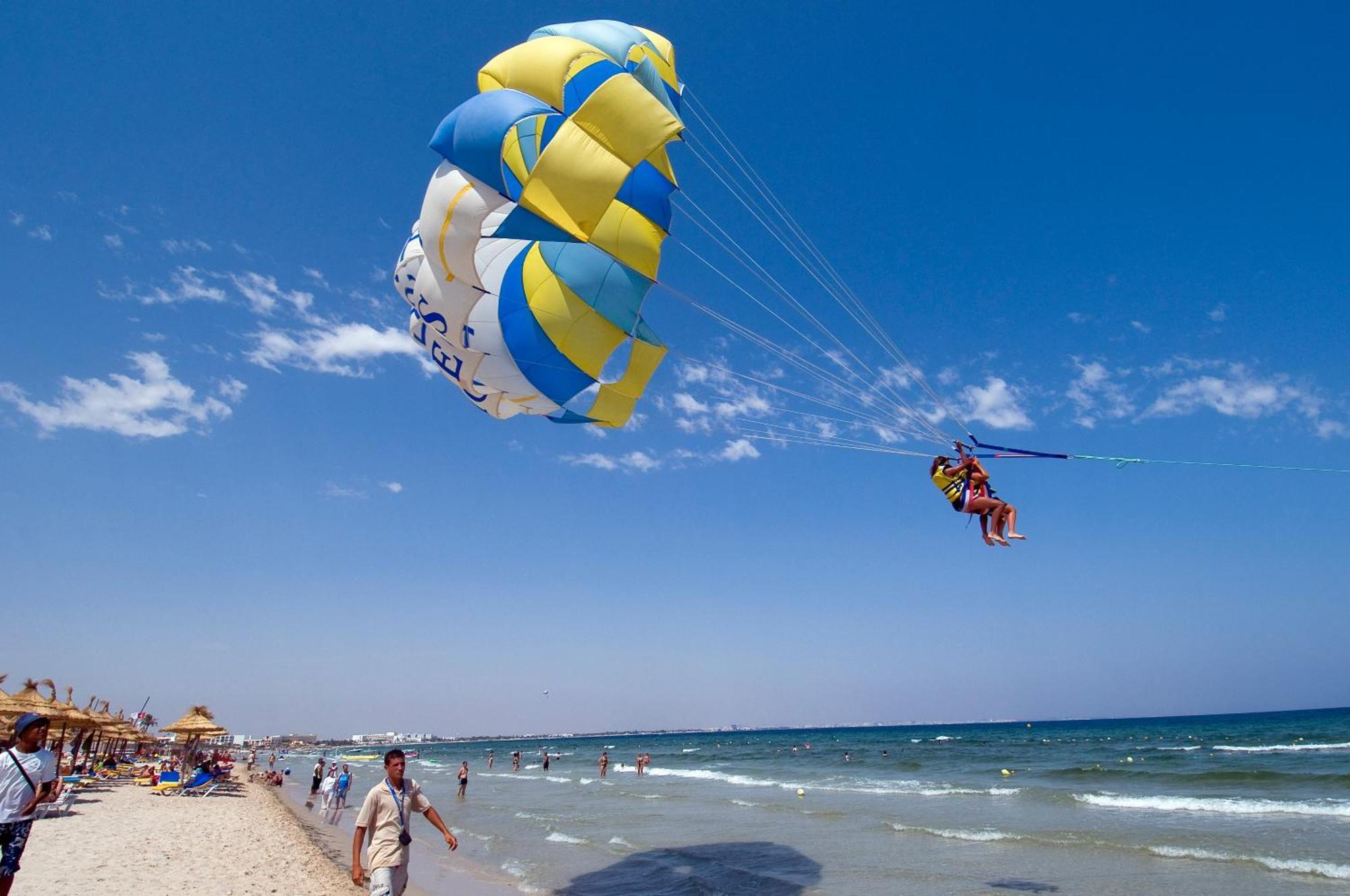 Royal Thalassa Μοναστίρ Εξωτερικό φωτογραφία Parasailing in Benidorm, Spain