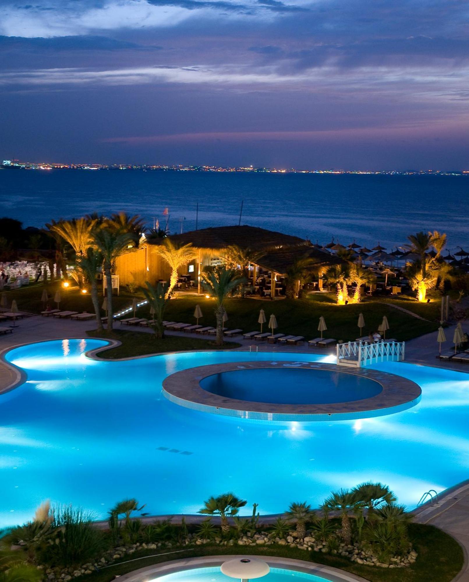 Royal Thalassa Μοναστίρ Εξωτερικό φωτογραφία The resort at night