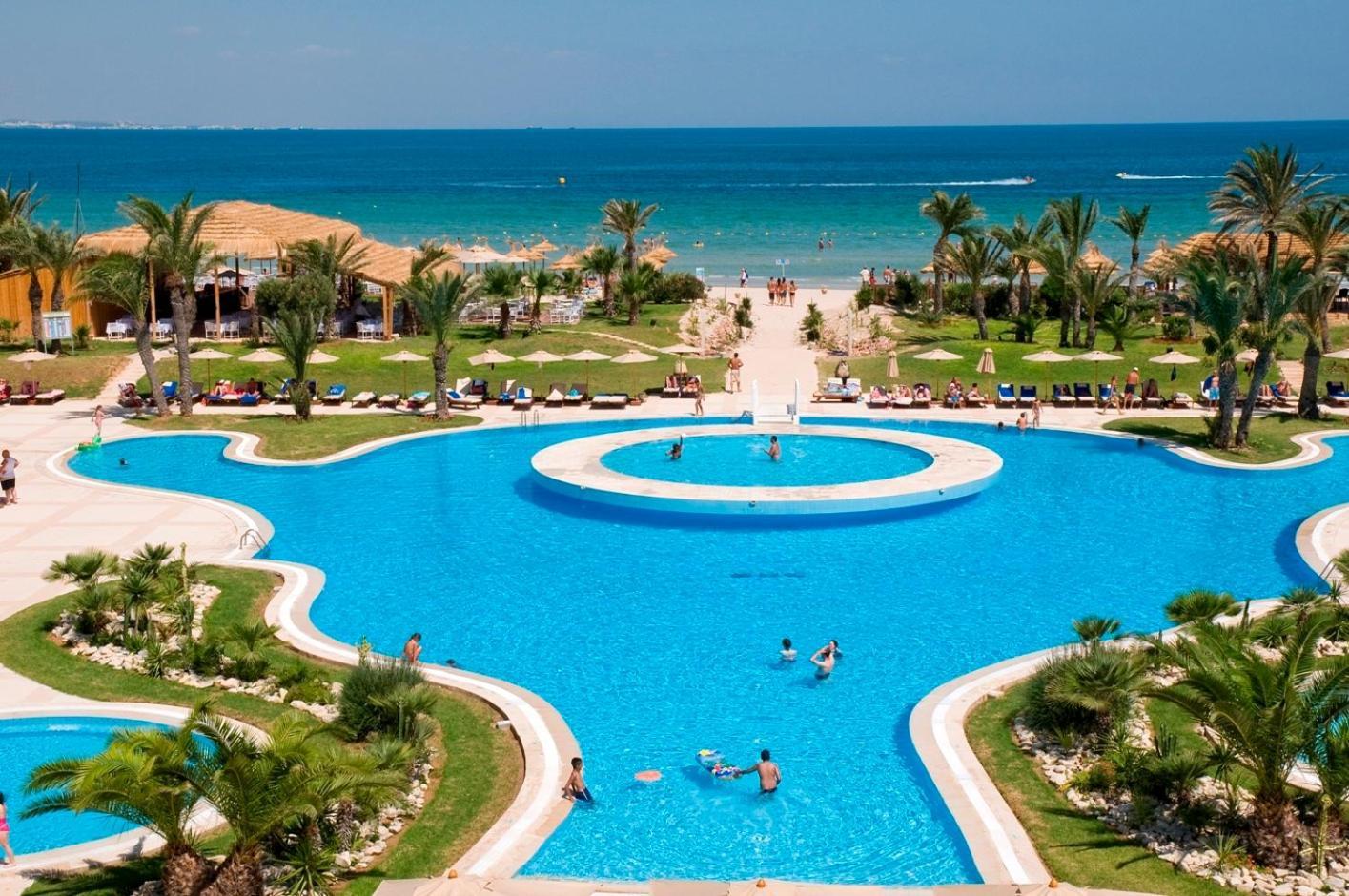 Royal Thalassa Μοναστίρ Εξωτερικό φωτογραφία The swimming pool at the Iberostar Grand Hotel Melia, in Playa de los Caños, Huelva, Spain